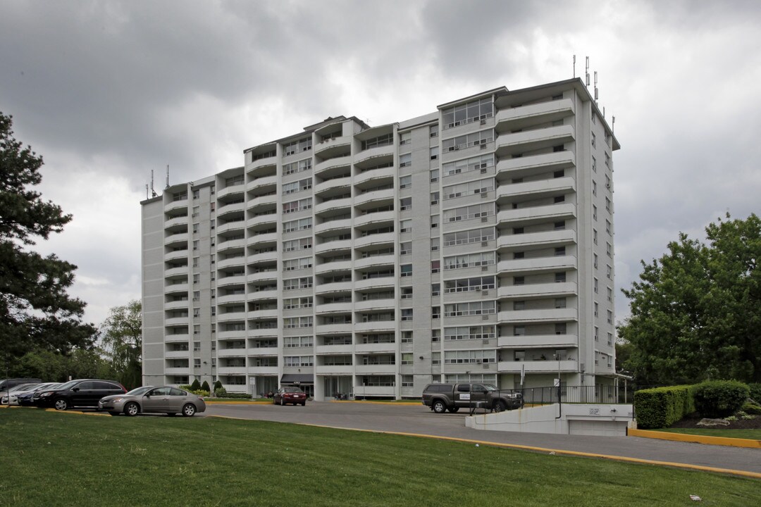 El Presidente in Toronto, ON - Building Photo