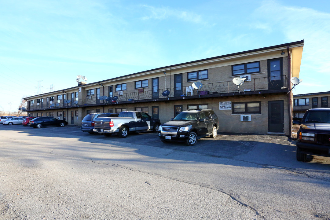 King Arthur Apartments in Northlake, IL - Building Photo