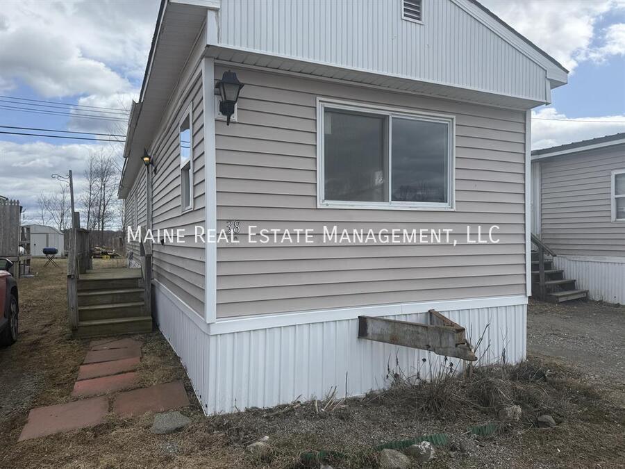 681 Main Rd N in Hampden, ME - Building Photo