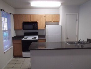 Country Club Apartments in Lawrence, KS - Foto de edificio - Interior Photo