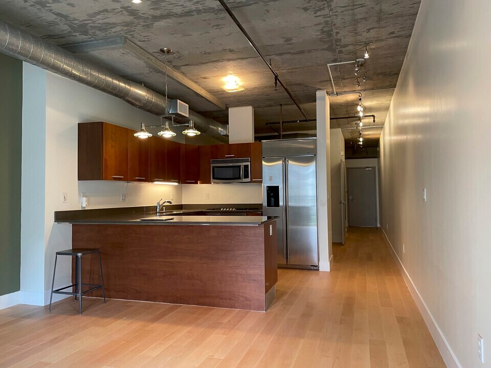 645 W 9th St, Unit 321 in Los Angeles, CA - Building Photo