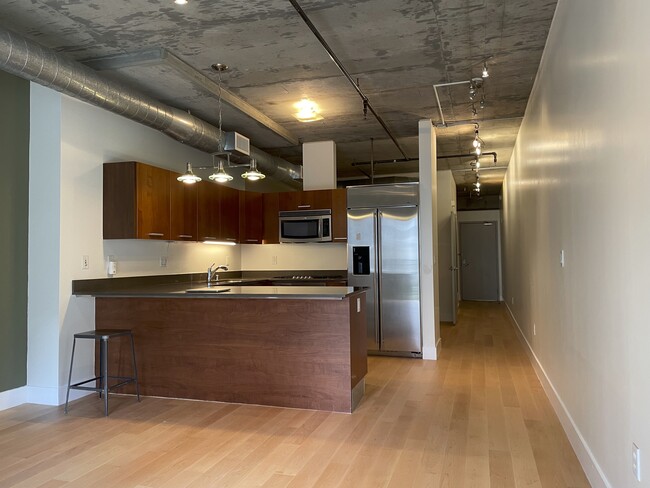 645 W 9th St, Unit 321
