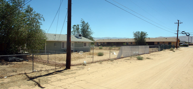 13312 Navajo Rd in Apple Valley, CA - Foto de edificio - Building Photo