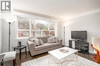 2128 Harris Crescent in Burlington, ON - Building Photo - Building Photo