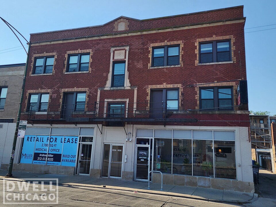 3405 W Fullerton Ave, Unit 3401-2 in Chicago, IL - Foto de edificio