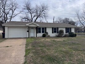 1025 5th St SW in Paris, TX - Building Photo