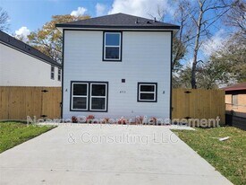 8715 Bertwood St in Houston, TX - Building Photo