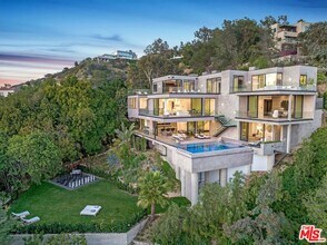9406 Lloydcrest Dr in Beverly Hills, CA - Building Photo - Building Photo
