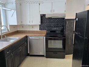 27231 Five Mile Rd in Redford Township, MI - Building Photo - Building Photo