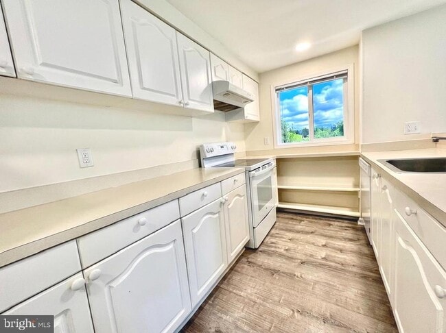 4342 Pembrook Village Dr in Alexandria, VA - Building Photo - Building Photo