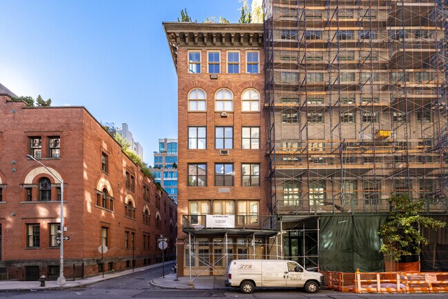 Residential Co-Op in New York, NY - Foto de edificio - Building Photo