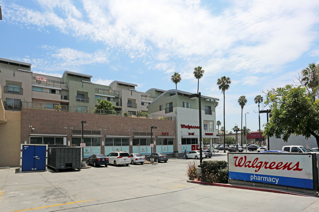 Views@270 in Los Angeles, CA - Foto de edificio - Building Photo