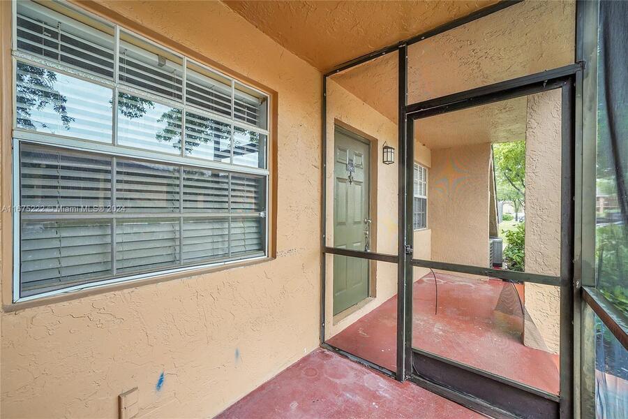 10405 NW 7th St in Pembroke Pines, FL - Foto de edificio