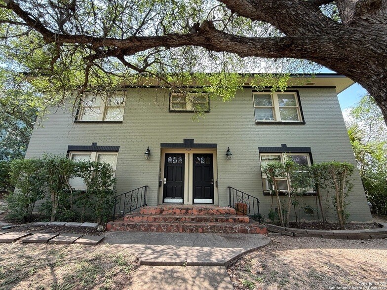 110 Barilla Pl in San Antonio, TX - Building Photo