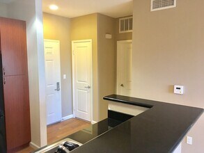 1801 E Katella Ave in Anaheim, CA - Foto de edificio - Building Photo