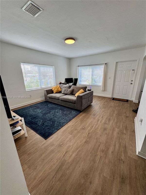 1215 NE 109th St in Miami, FL - Foto de edificio - Building Photo