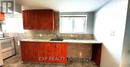 33 Flowertown Ave in Brampton, ON - Building Photo - Building Photo