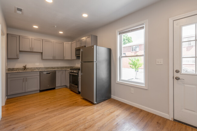 1 - 12 Lawton Place in Waltham, MA - Foto de edificio - Interior Photo