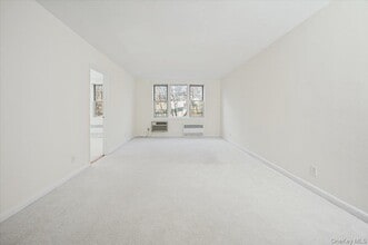 4 Sadore Ln in Yonkers, NY - Building Photo - Building Photo