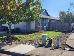 115 Blue Jay Loop in Creswell, OR - Foto de edificio - Building Photo
