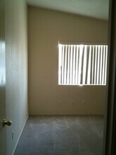 9394 Island Dawn St in Las Vegas, NV - Foto de edificio - Building Photo