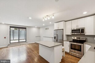 814 N Uber St in Philadelphia, PA - Building Photo
