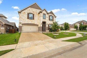 352 Long Meadow Way in Lewisville, TX - Building Photo - Building Photo