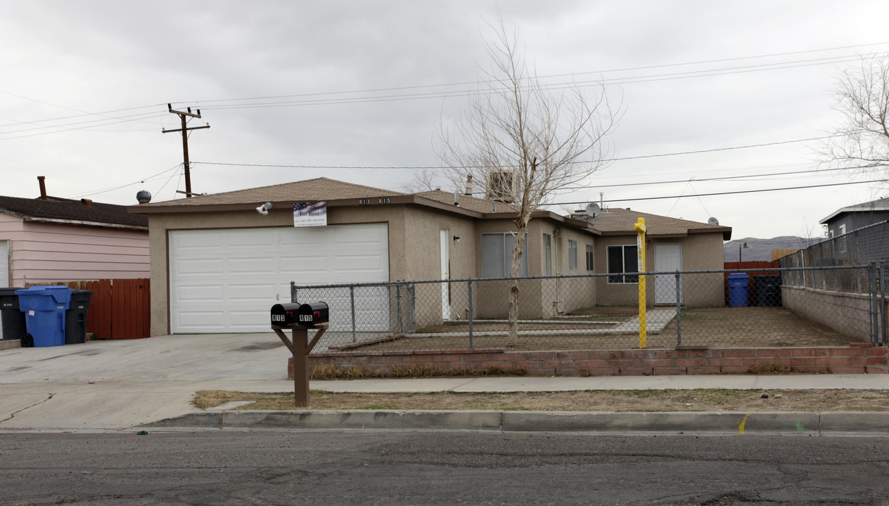 813-815 E Fredricks St in Barstow, CA - Foto de edificio