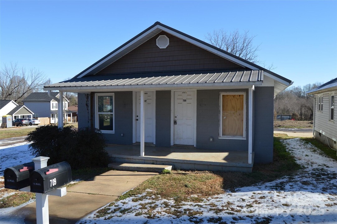 707 S Elm St in Statesville, NC - Building Photo