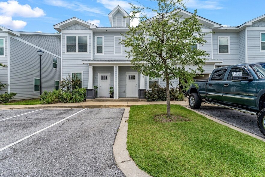 318 Date Palm Ln in Freeport, FL - Building Photo