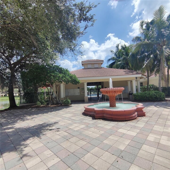 2427 Centergate Dr, Unit 201 in Miramar, FL - Foto de edificio