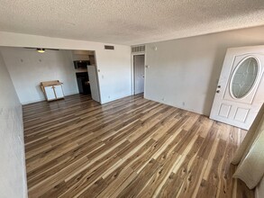 565 S Royal Crest Cir in Las Vegas, NV - Building Photo - Building Photo