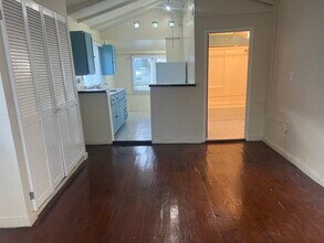 311 E Bay Ave, Unit 3 in Newport Beach, CA - Foto de edificio - Building Photo