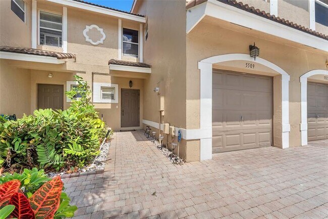 5509 NW 90th Ave in Sunrise, FL - Foto de edificio - Building Photo