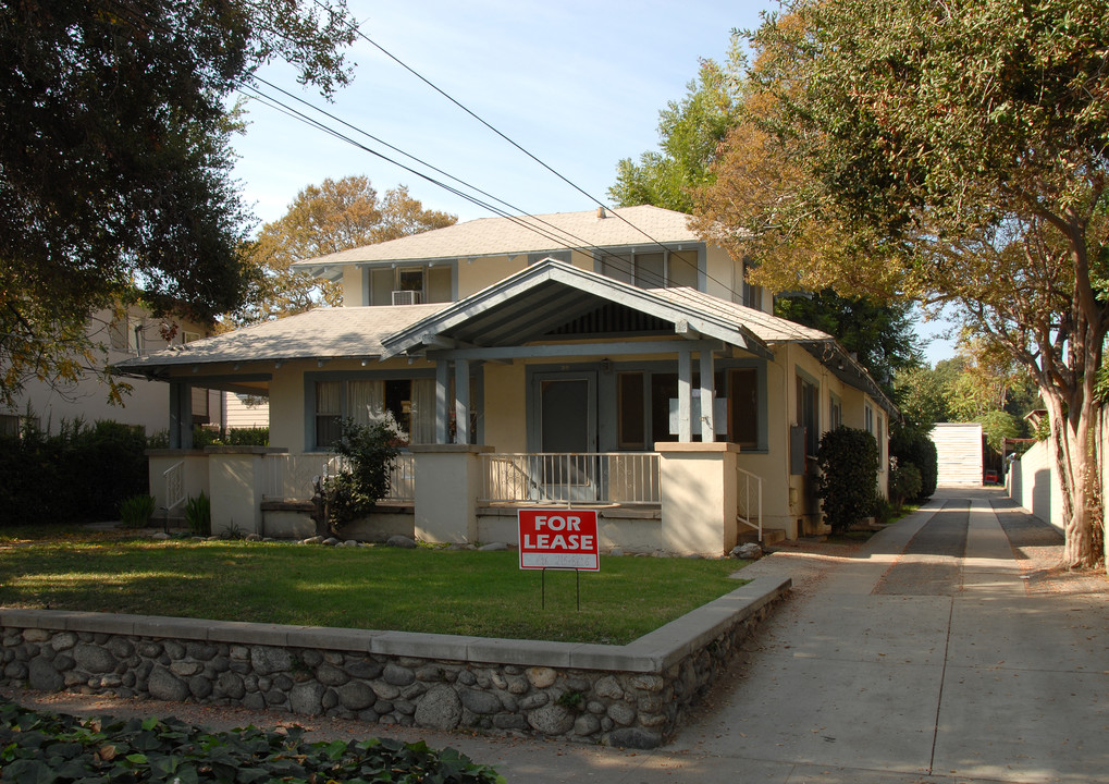 93 N Holliston Ave in Pasadena, CA - Foto de edificio