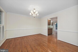 2335 Colts Brook Dr, Unit 304 in Reston, VA - Building Photo - Building Photo