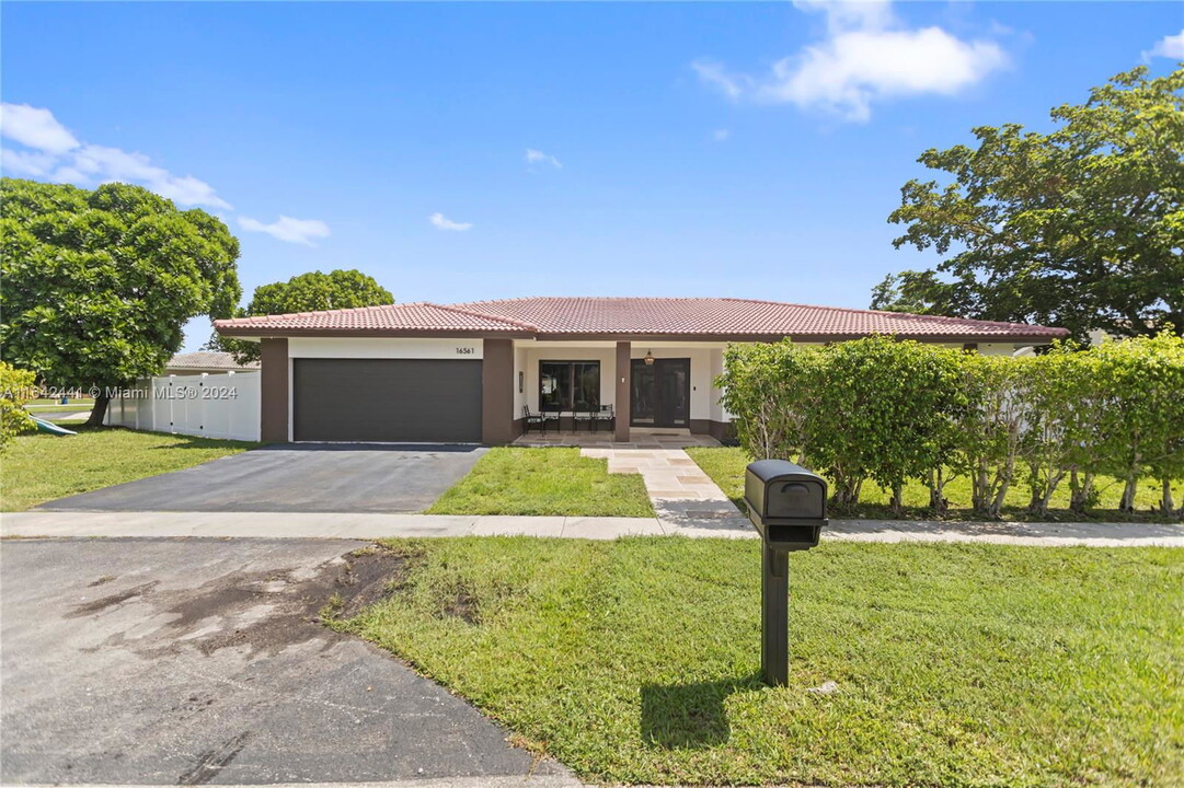 16561 Lake Tree Dr in Weston, FL - Building Photo