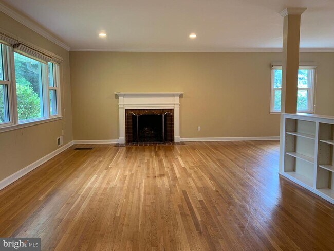 1334 Mayflower Dr in McLean, VA - Building Photo - Building Photo