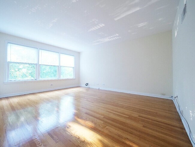 8218 Knox Ave, Unit 2A in Skokie, IL - Foto de edificio - Building Photo