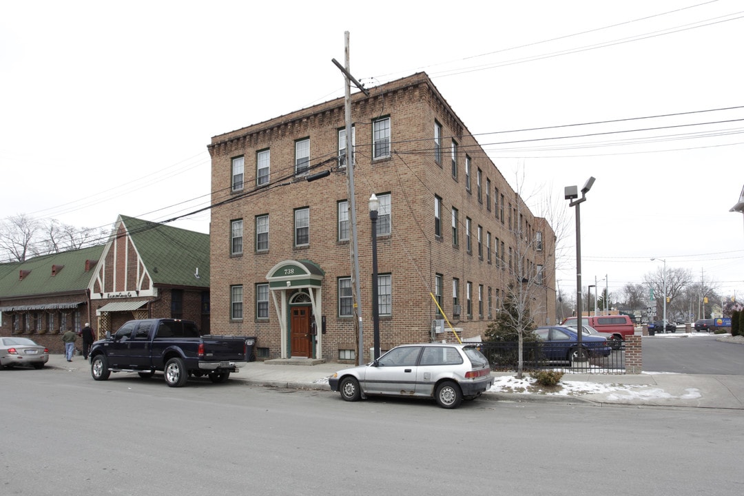 738 Academy St in Kalamazoo, MI - Foto de edificio