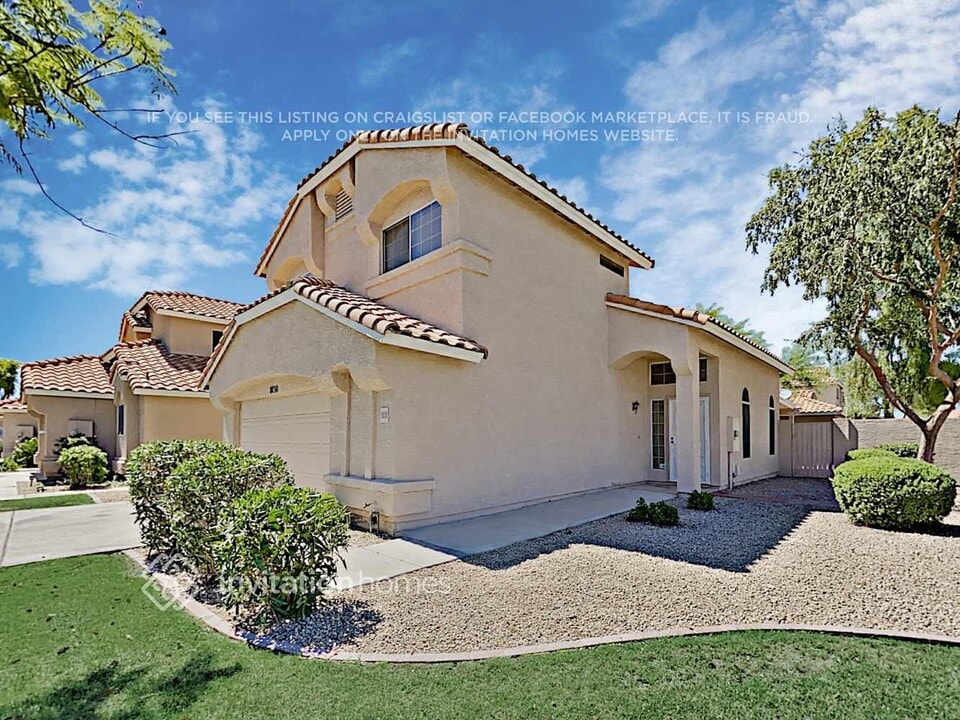 8030 W Paradise Dr in Peoria, AZ - Foto de edificio