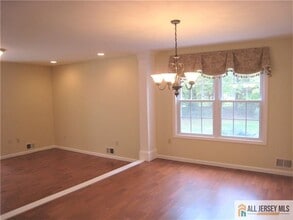43 Morgan Pl in East Brunswick, NJ - Foto de edificio - Building Photo
