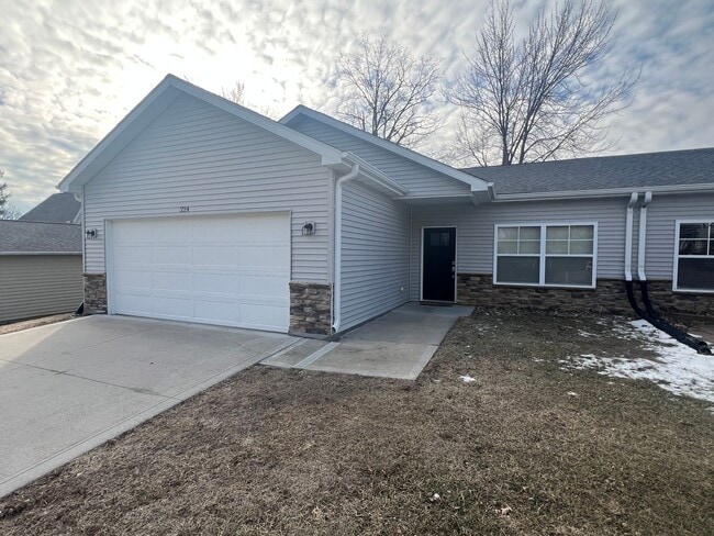 224 Oskaloosa St in Pella, IA - Building Photo - Building Photo
