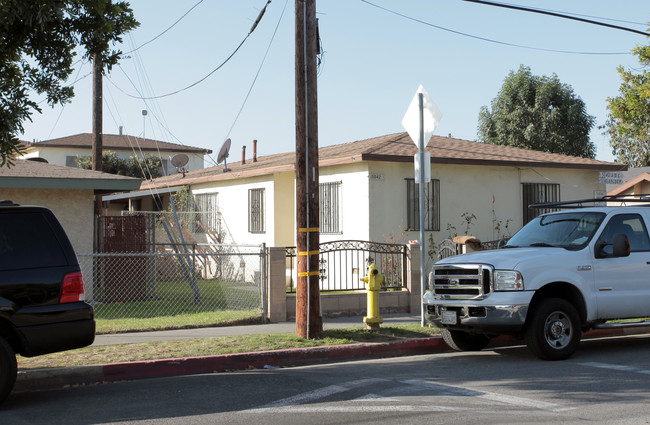 5042 Walnut St in Bell, CA - Foto de edificio - Building Photo