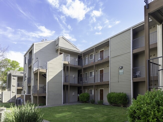 California Place Apartments in Sacramento, CA - Building Photo - Building Photo