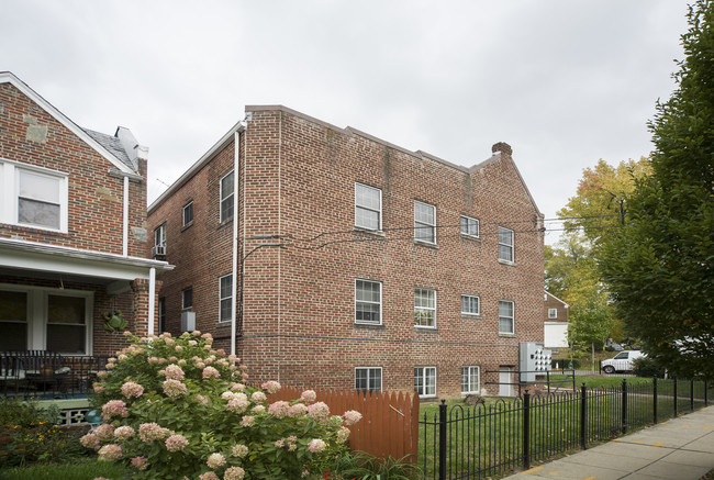 1800 Shepherd St NE in Washington, DC - Foto de edificio - Building Photo