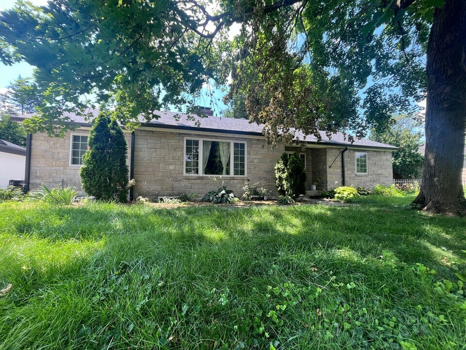 41 Kessler Blvd W Dr in Indianapolis, IN - Building Photo