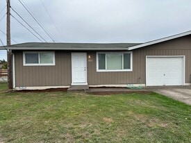 615 58th St in Springfield, OR - Building Photo