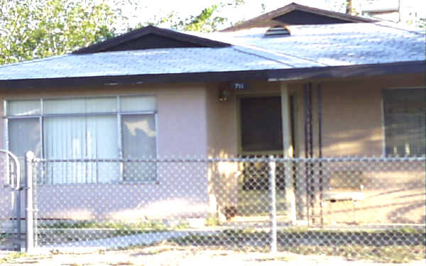 711 Candlelight in Barstow, CA - Foto de edificio - Building Photo