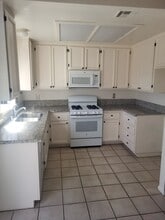 39698 Del Val Dr in Murrieta, CA - Building Photo - Building Photo